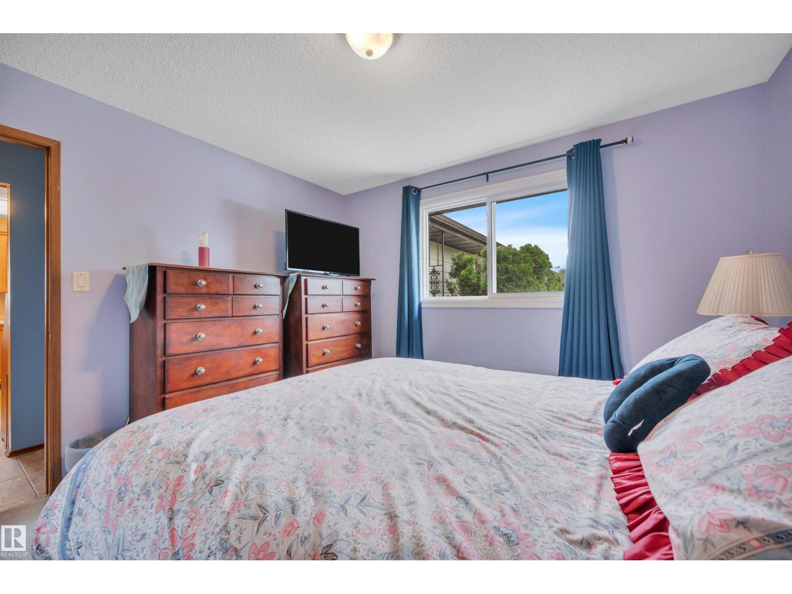 4524 20A AV NW - 22