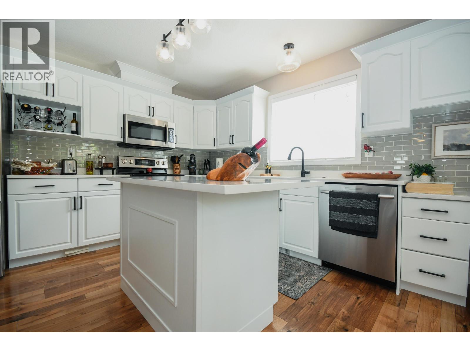 Photo 10 of 40 — 3254 VISTA VIEW ROAD · Prince George, BC
