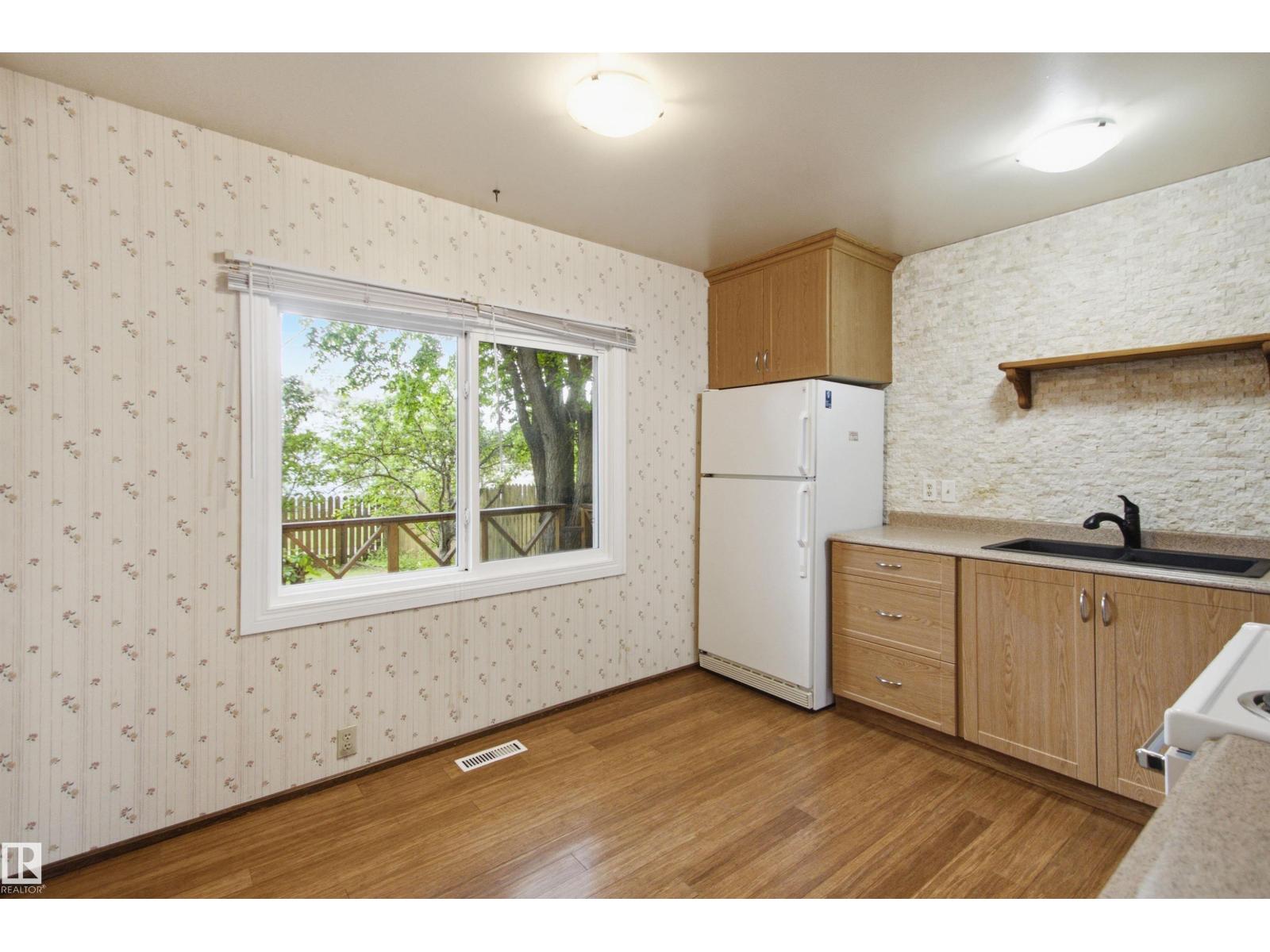 3310 48 ST NW — photo 9