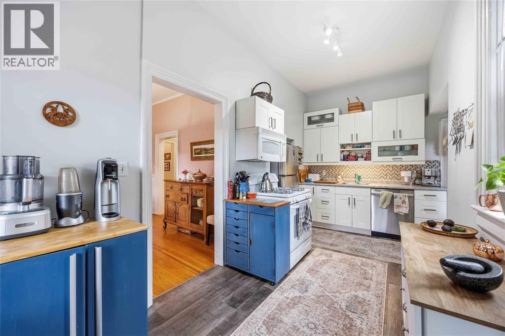 304 BROCK STREET North - 16