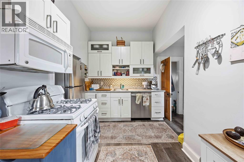 304 BROCK STREET North - 17