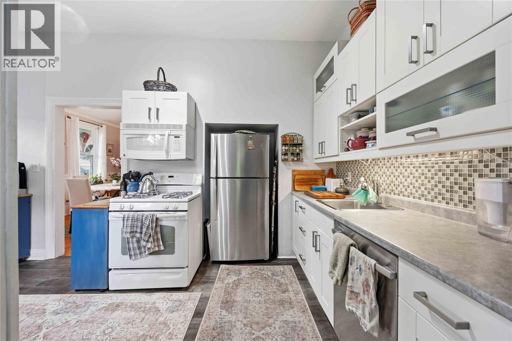 304 BROCK STREET North - 18