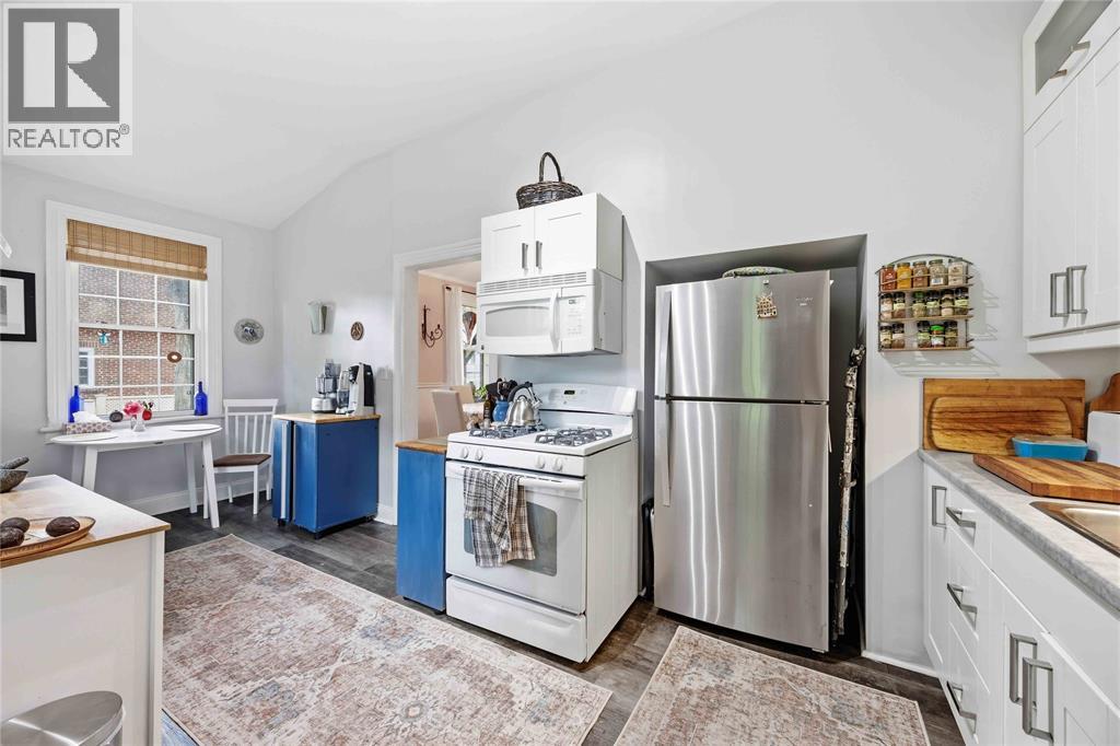 304 BROCK STREET North - 19