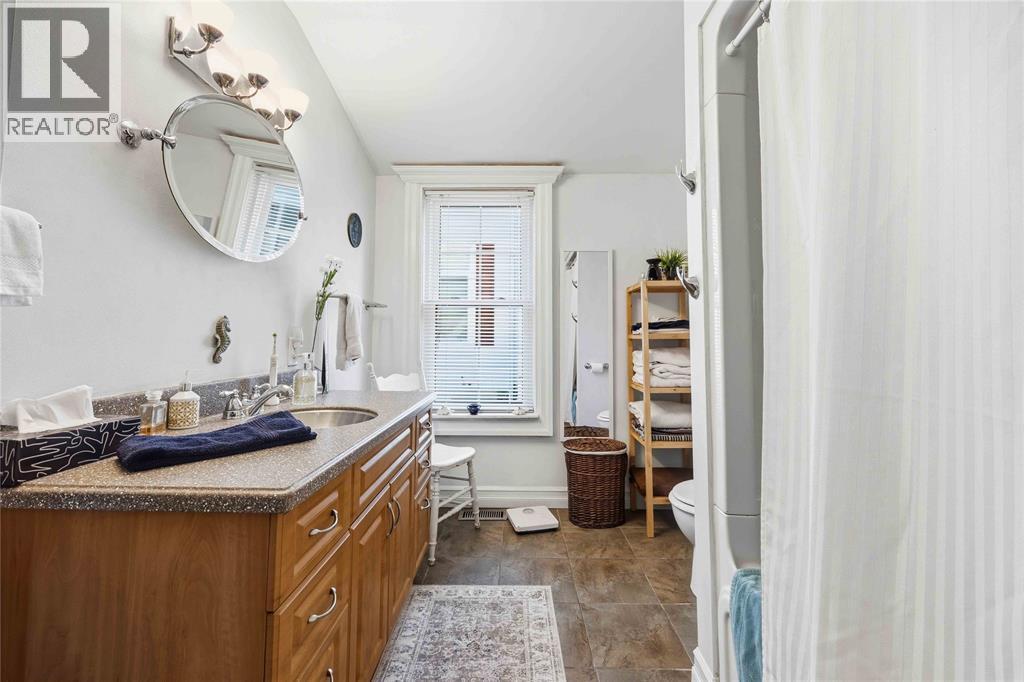 304 BROCK STREET North - 24