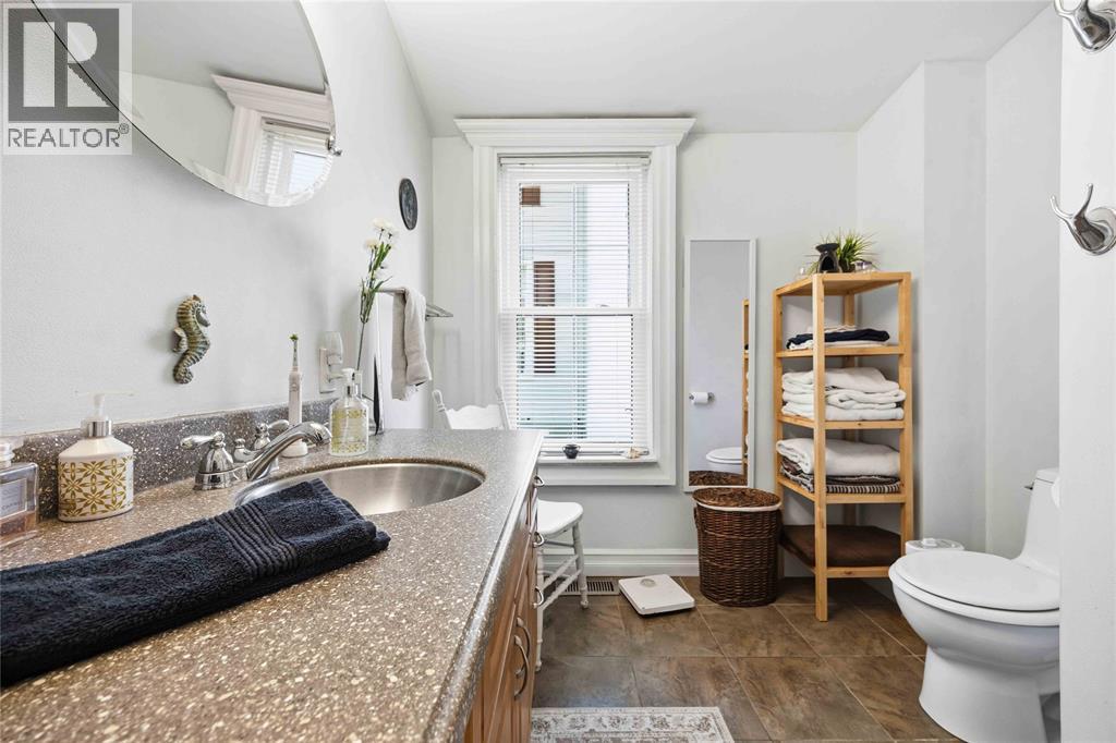 304 BROCK STREET North - 25
