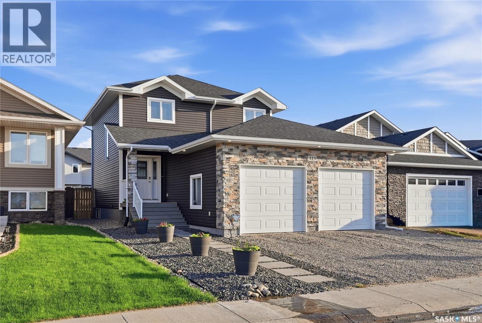 323 Cowan CRESCENT - 1