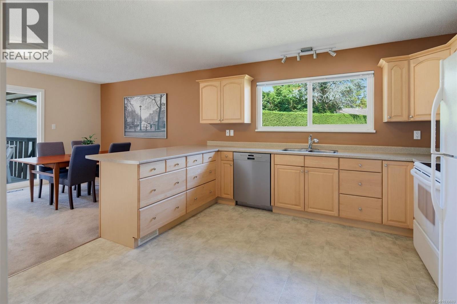 755 Mann Avenue, Saanich
