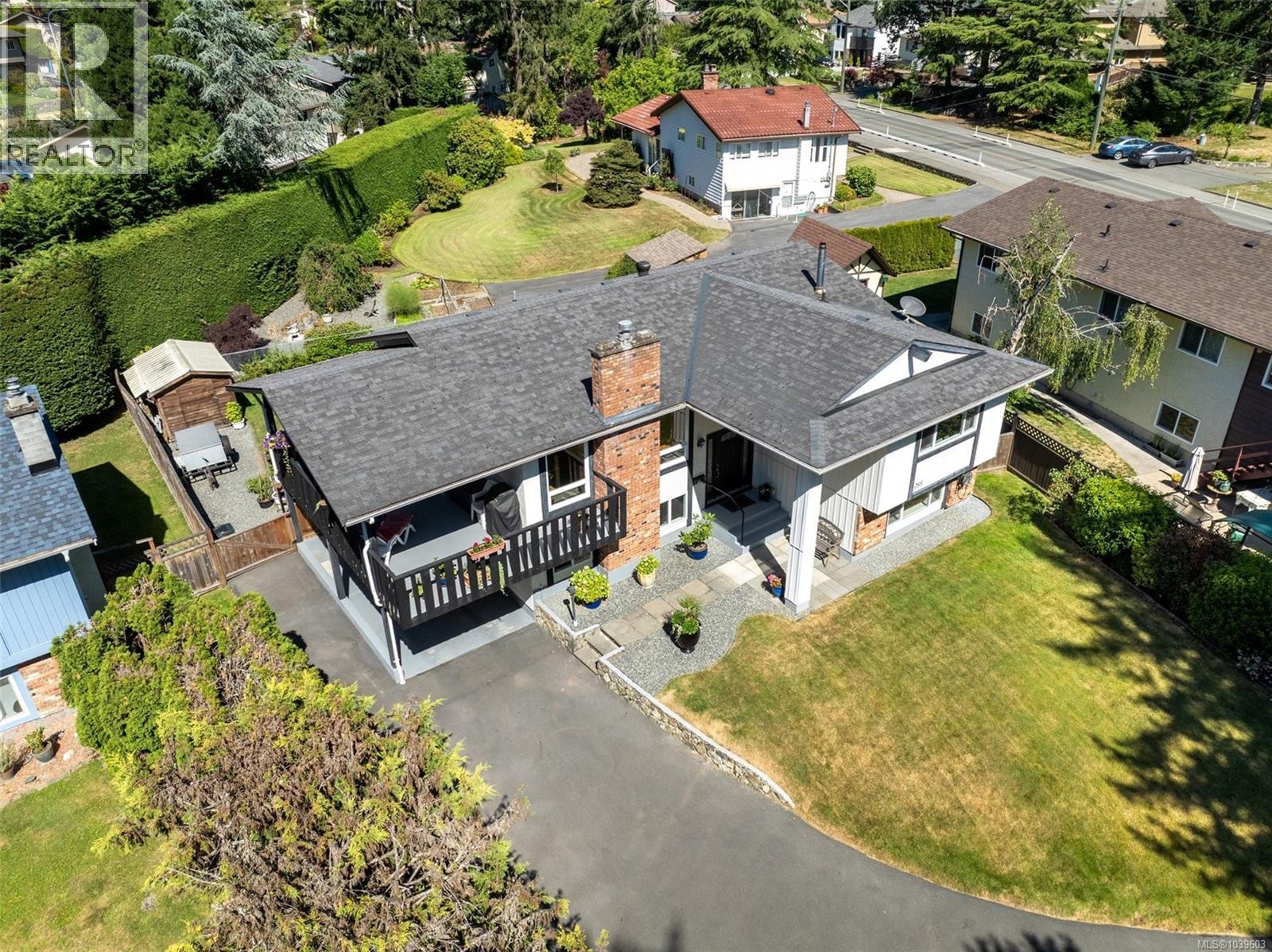  755 Mann Avenue, Saanich
