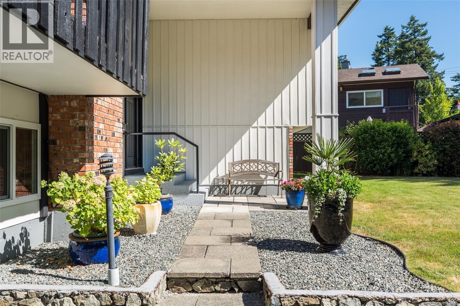  755 Mann Avenue, Saanich