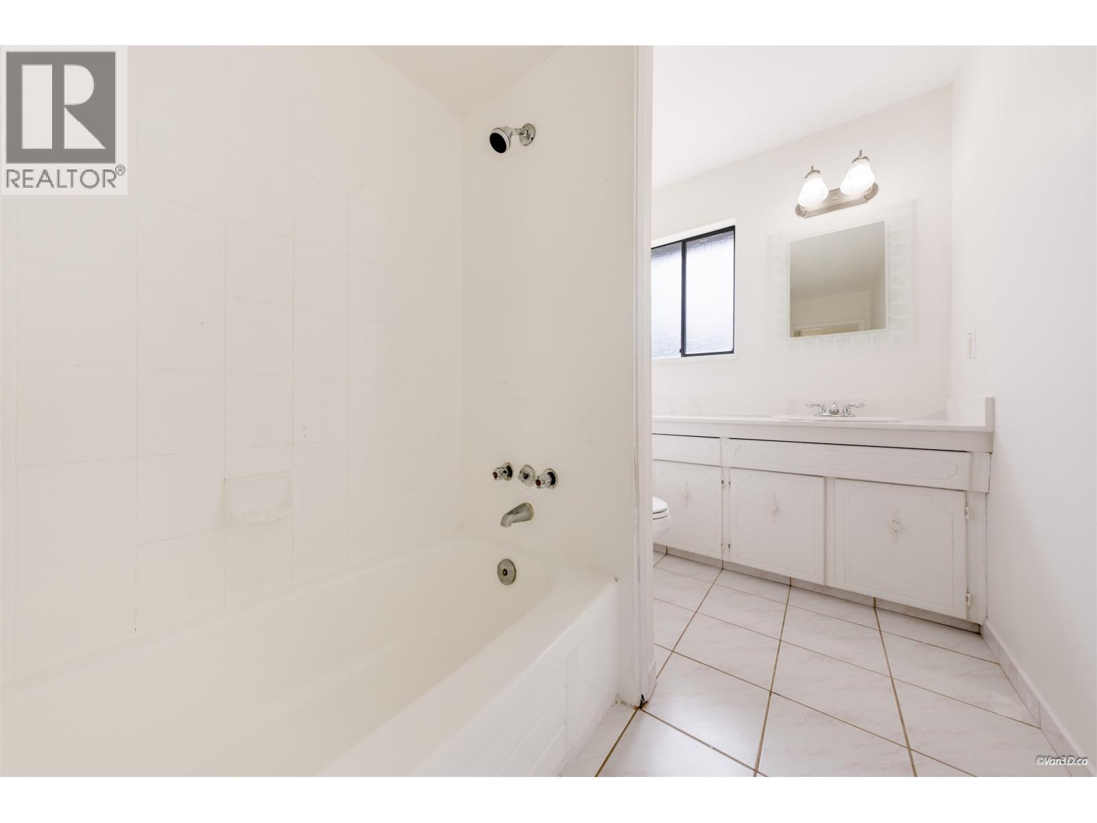 7942 LAKEFIELD DRIVE, Burnaby
