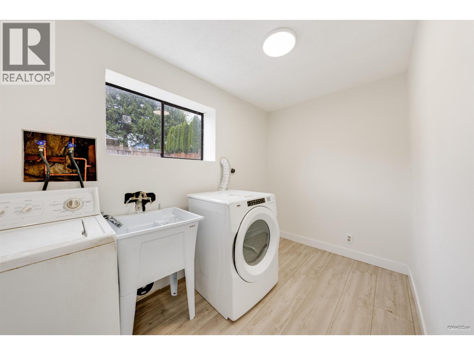 7942 LAKEFIELD DRIVE, Burnaby