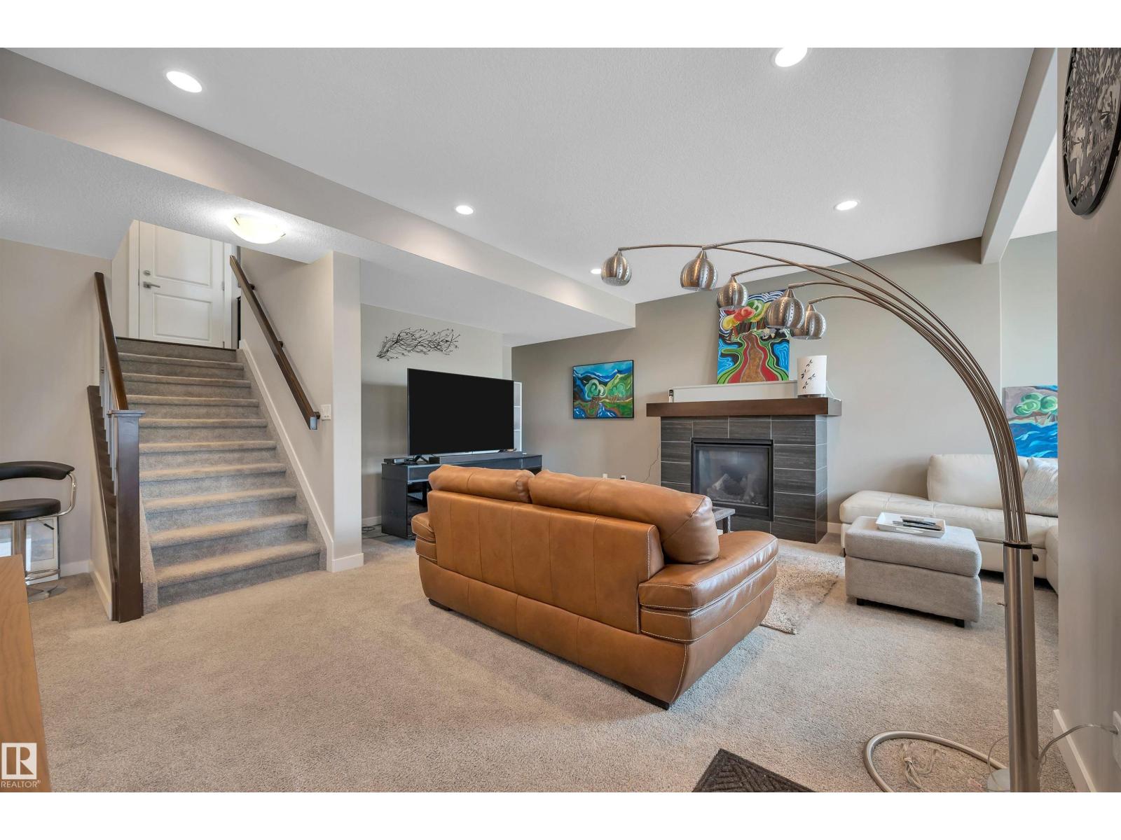437 MEADOWVIEW DR - 38