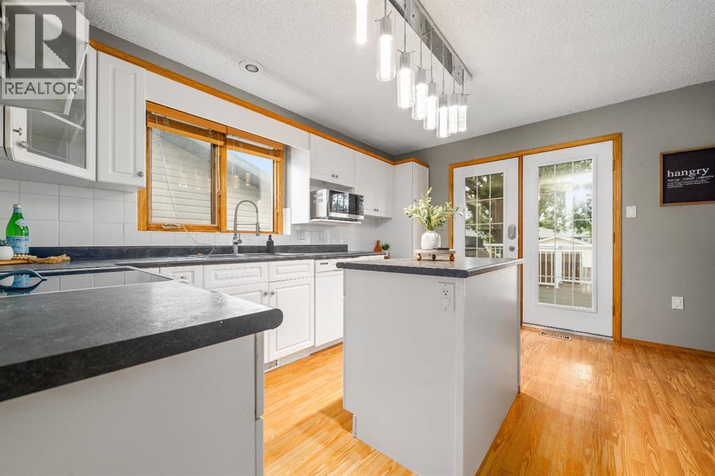 806 7 Street SE — photo 11