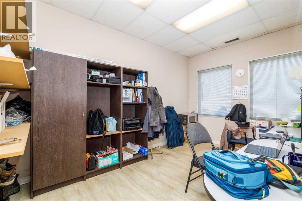 6104 67a Street — photo 10