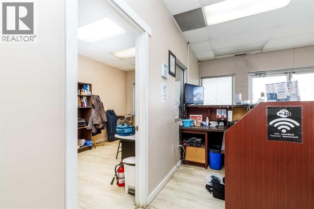 6104 67a Street — photo 9