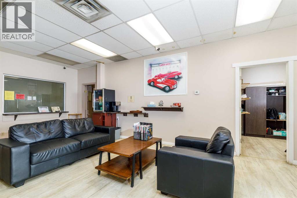 6104 67a Street — photo 8