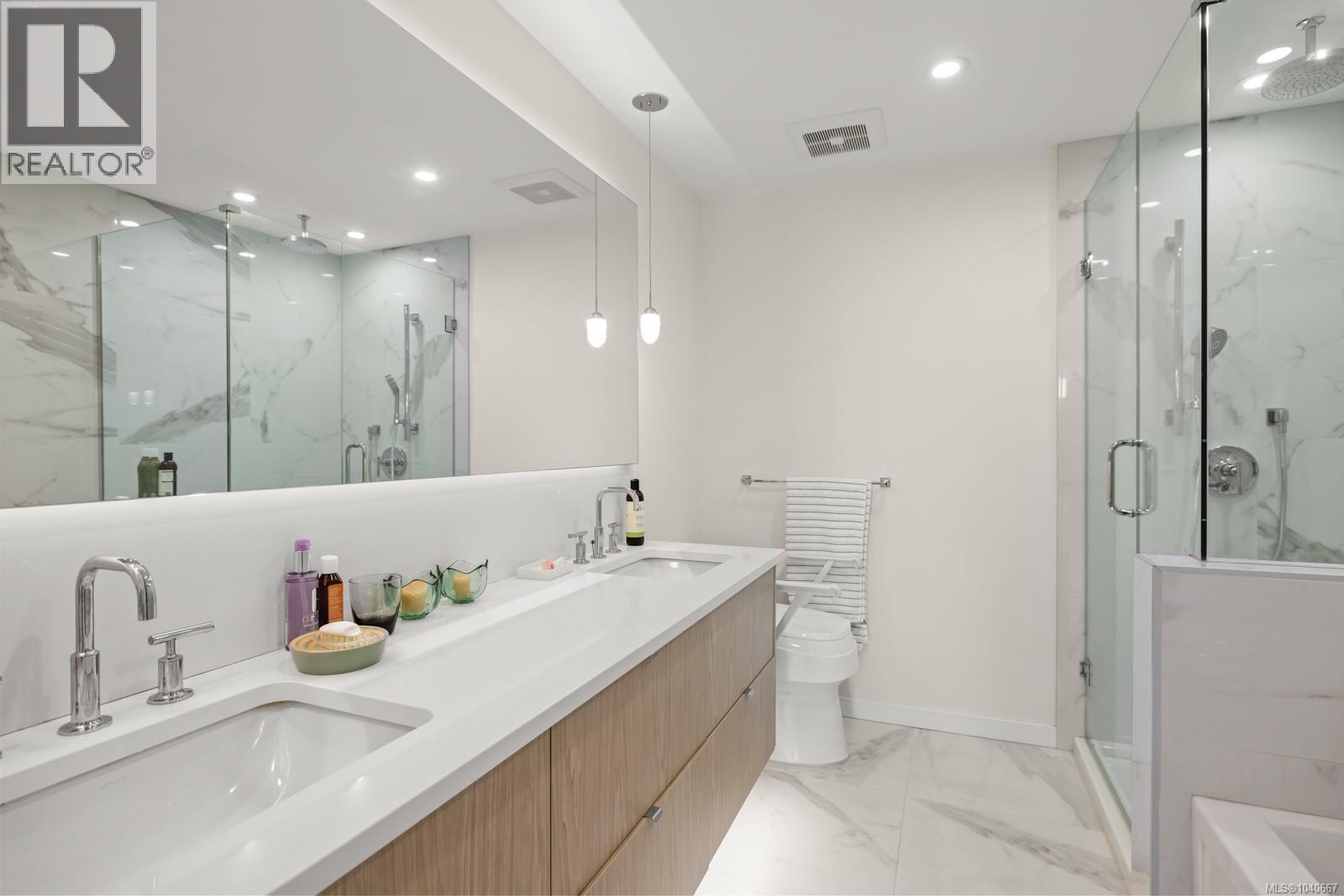 305 5120 Cordova Bay Road, Saanich