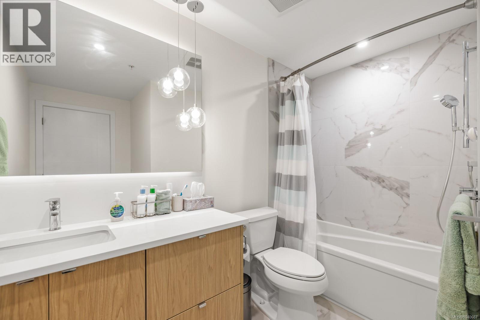 305 5120 Cordova Bay Road, Saanich