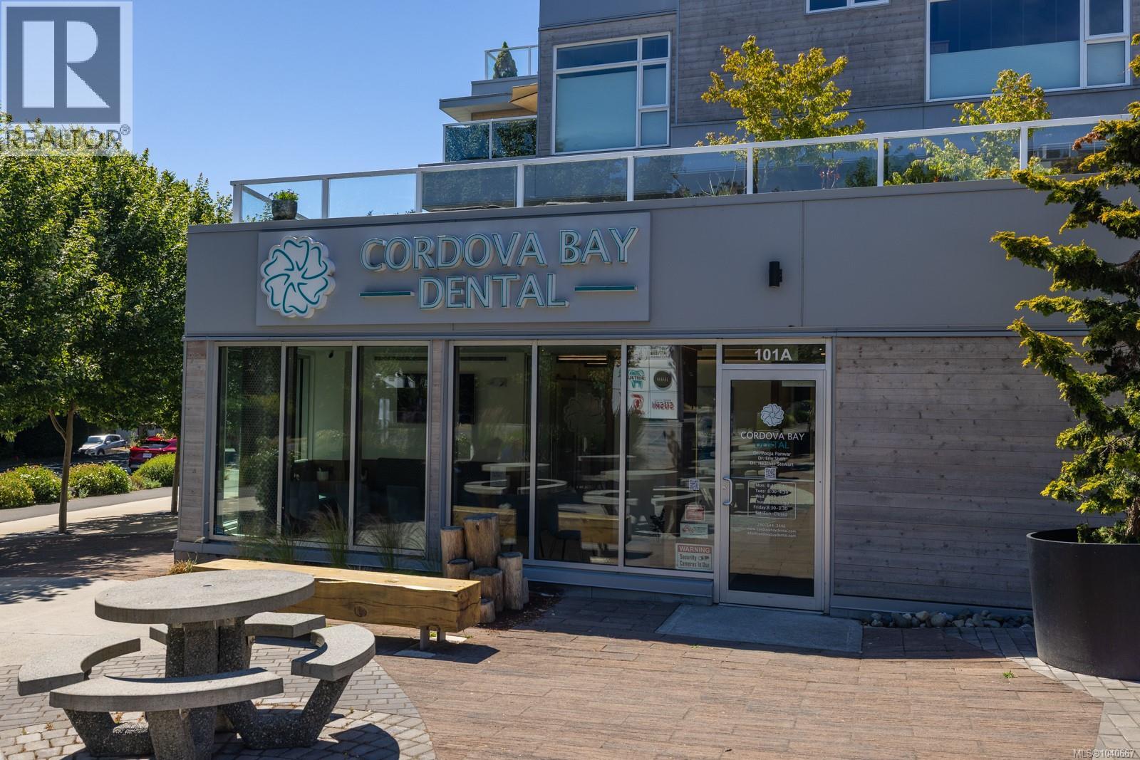 305 5120 Cordova Bay Road, Saanich