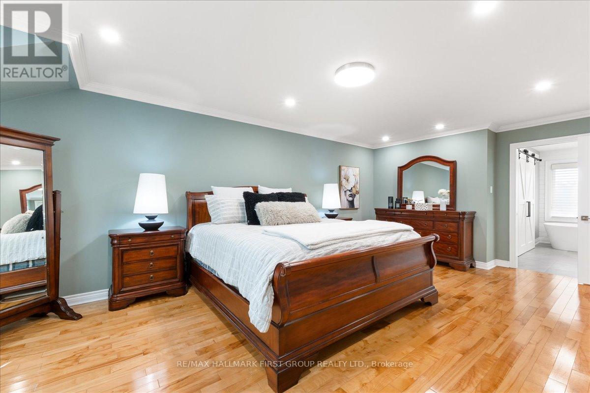 465 ROUGEMOUNT DRIVE - 22