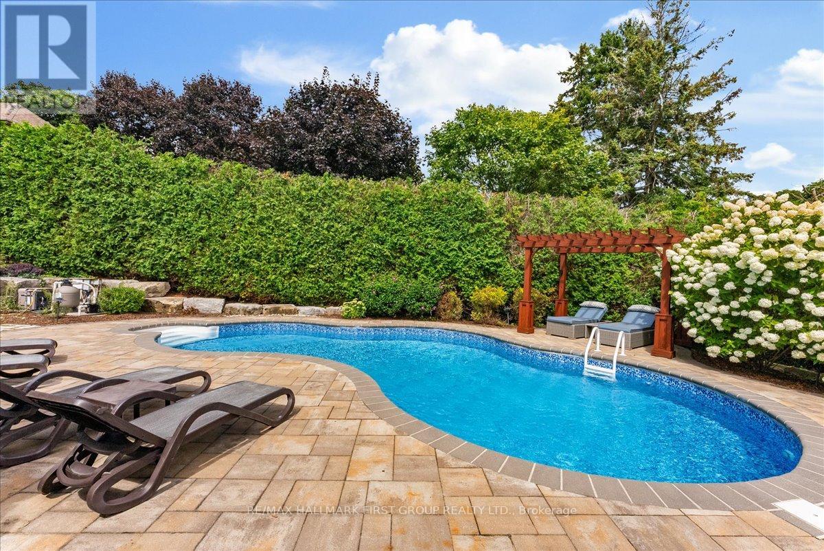 465 ROUGEMOUNT DRIVE - 42