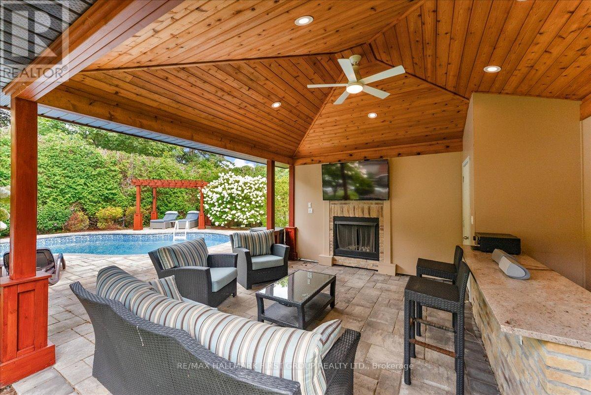 465 ROUGEMOUNT DRIVE - 44