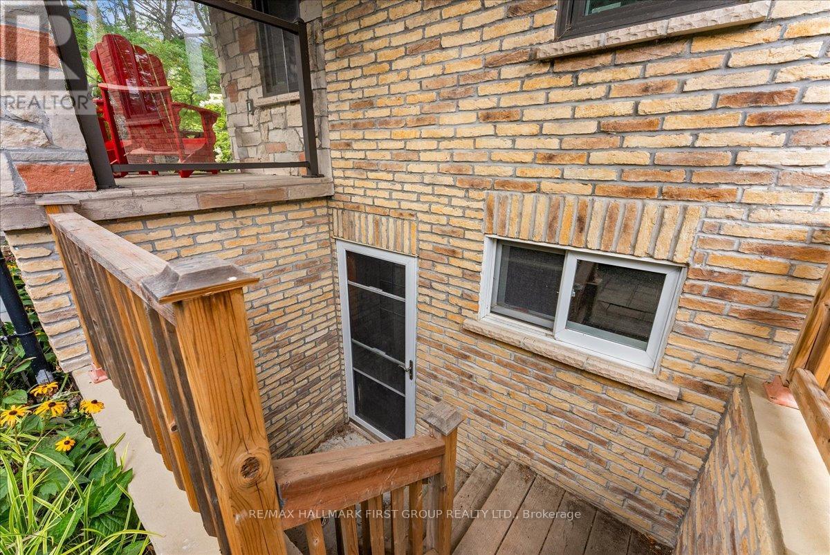 465 ROUGEMOUNT DRIVE - 46