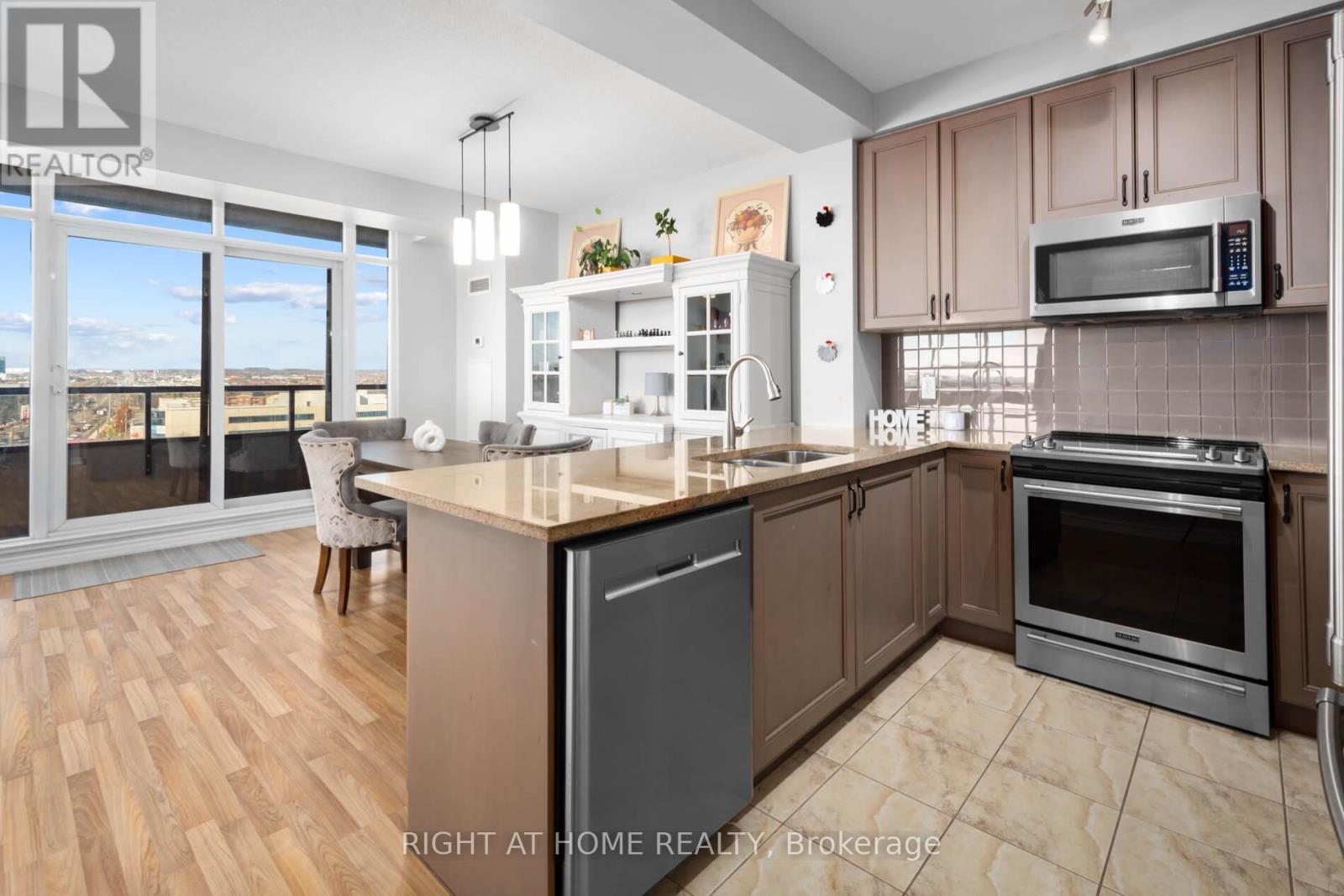 #1012 9235 JANE STREET - 6