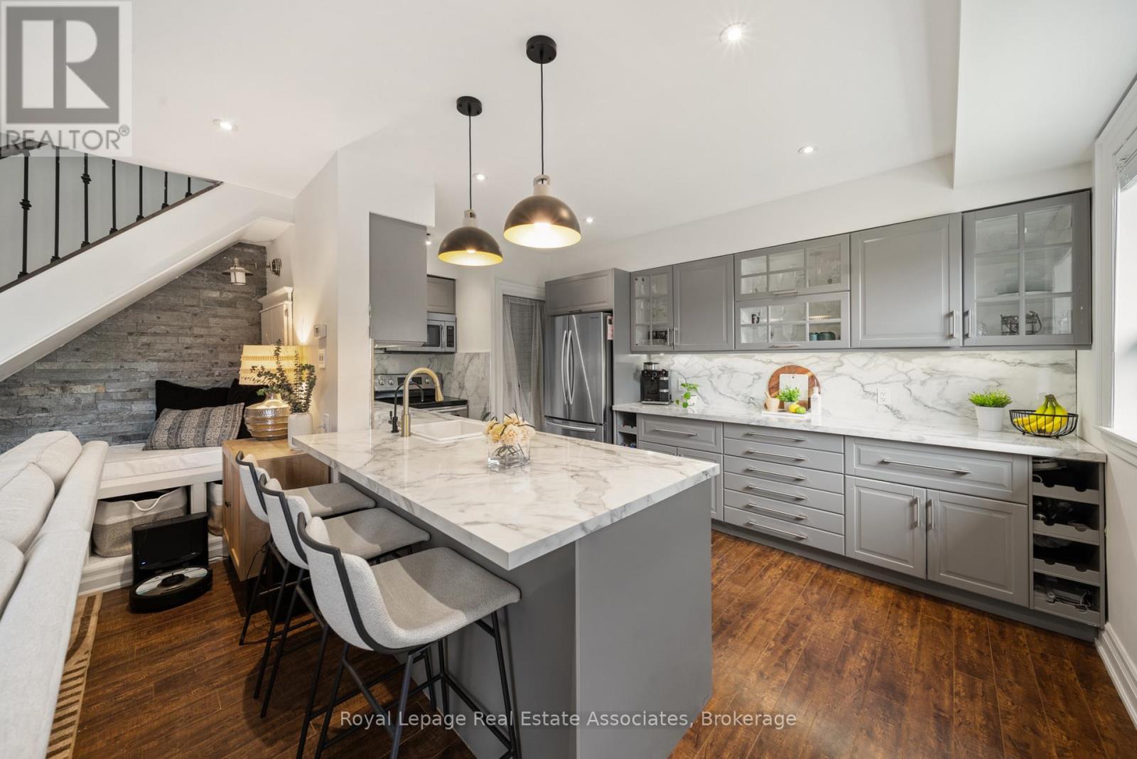 #4 469 CLARIDGE ROAD - 1
