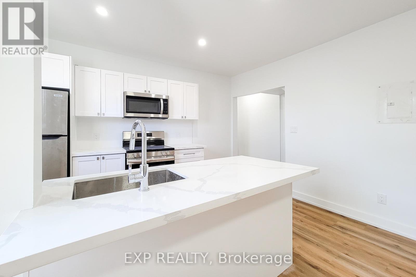 1052 BARTON STREET E - 26