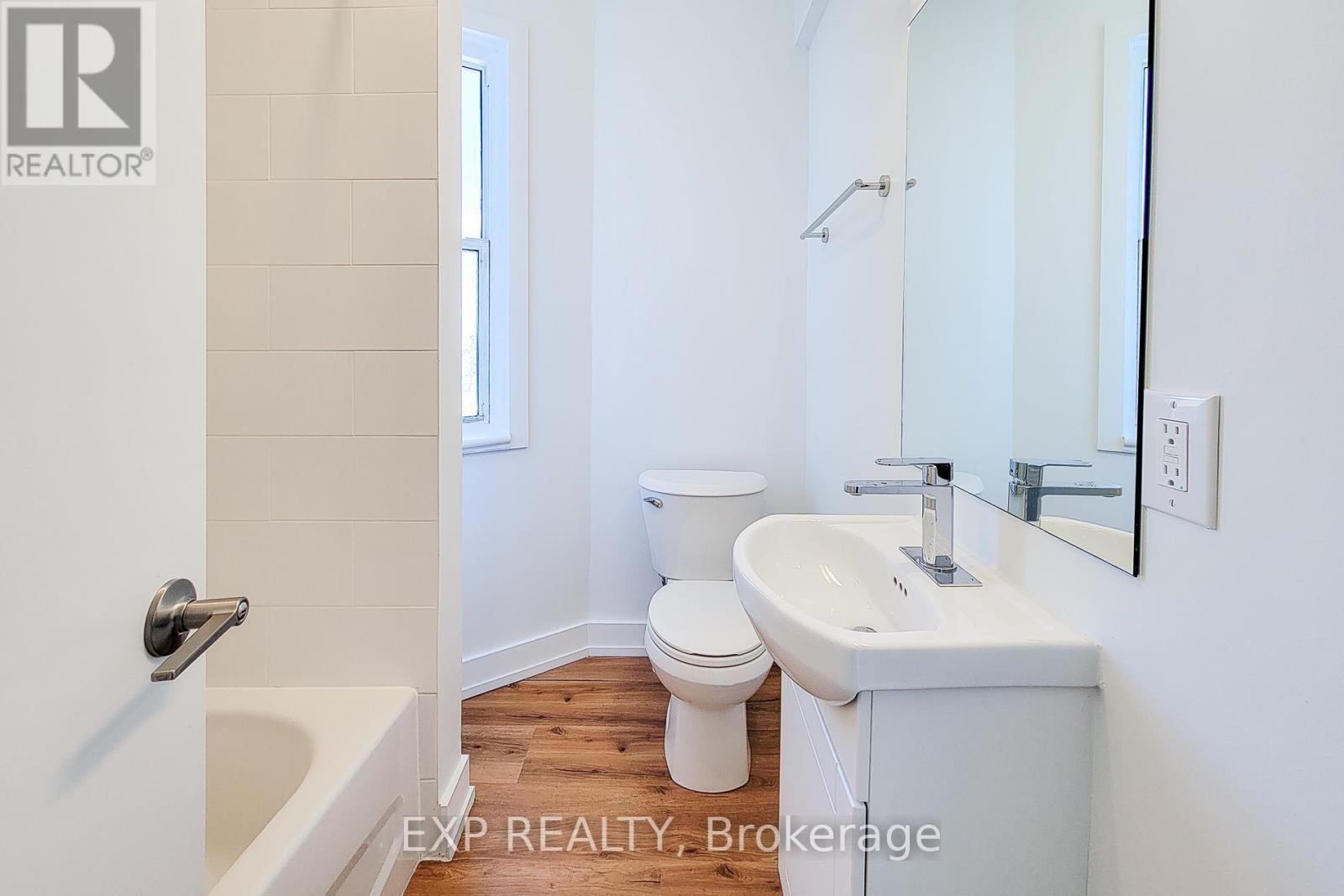 1052 BARTON STREET E - 12