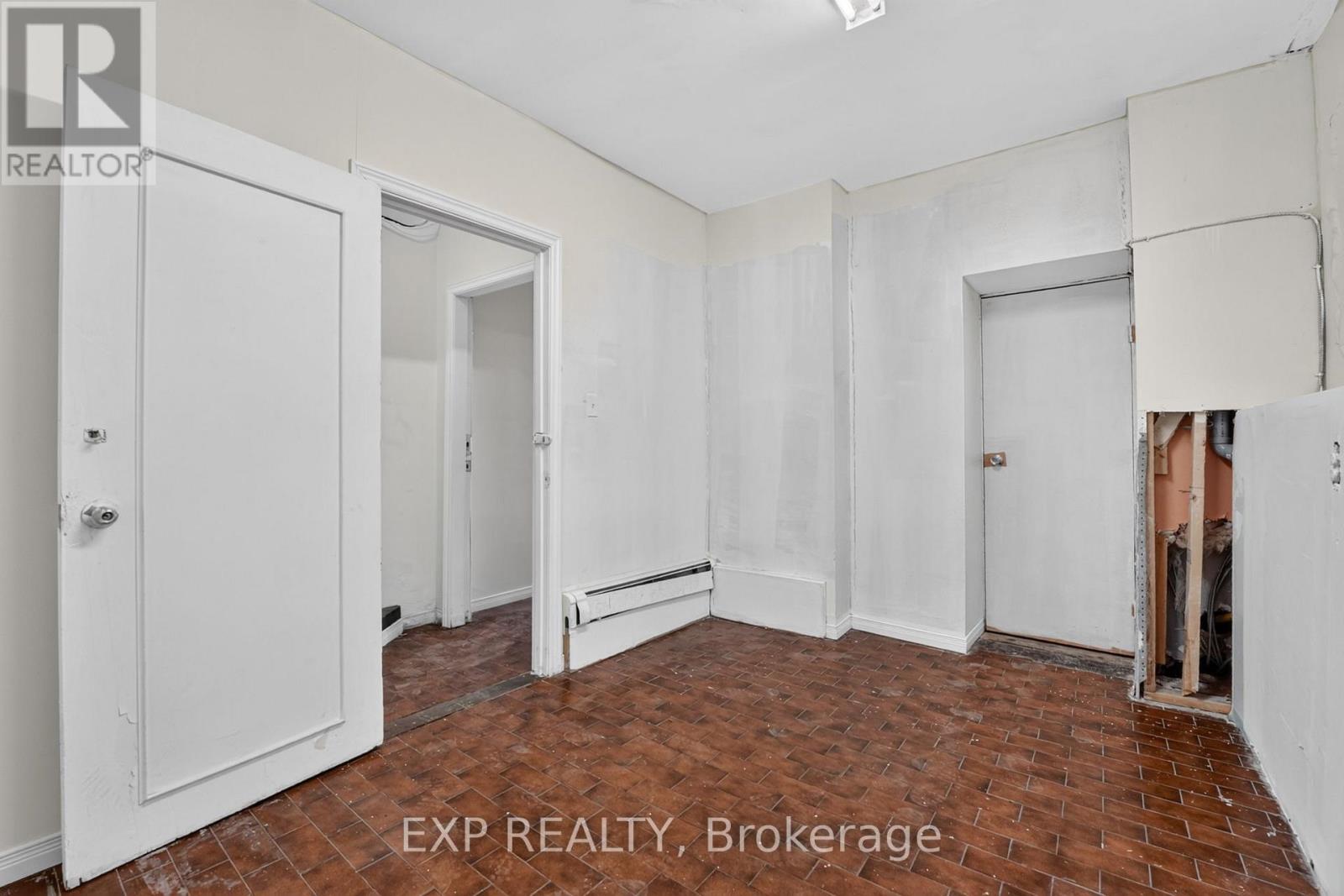 1052 BARTON STREET E - 41