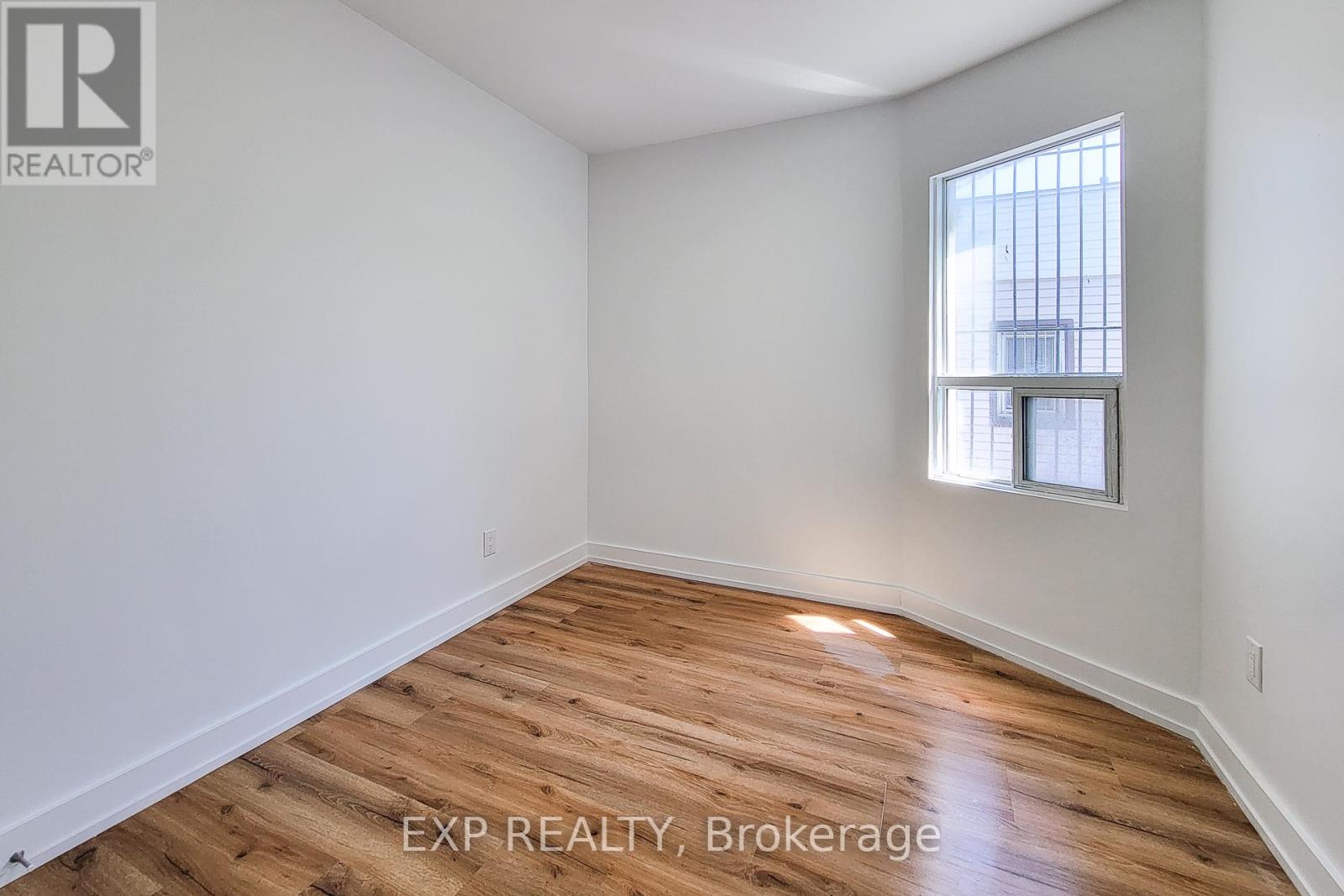 1052 BARTON STREET E - 34
