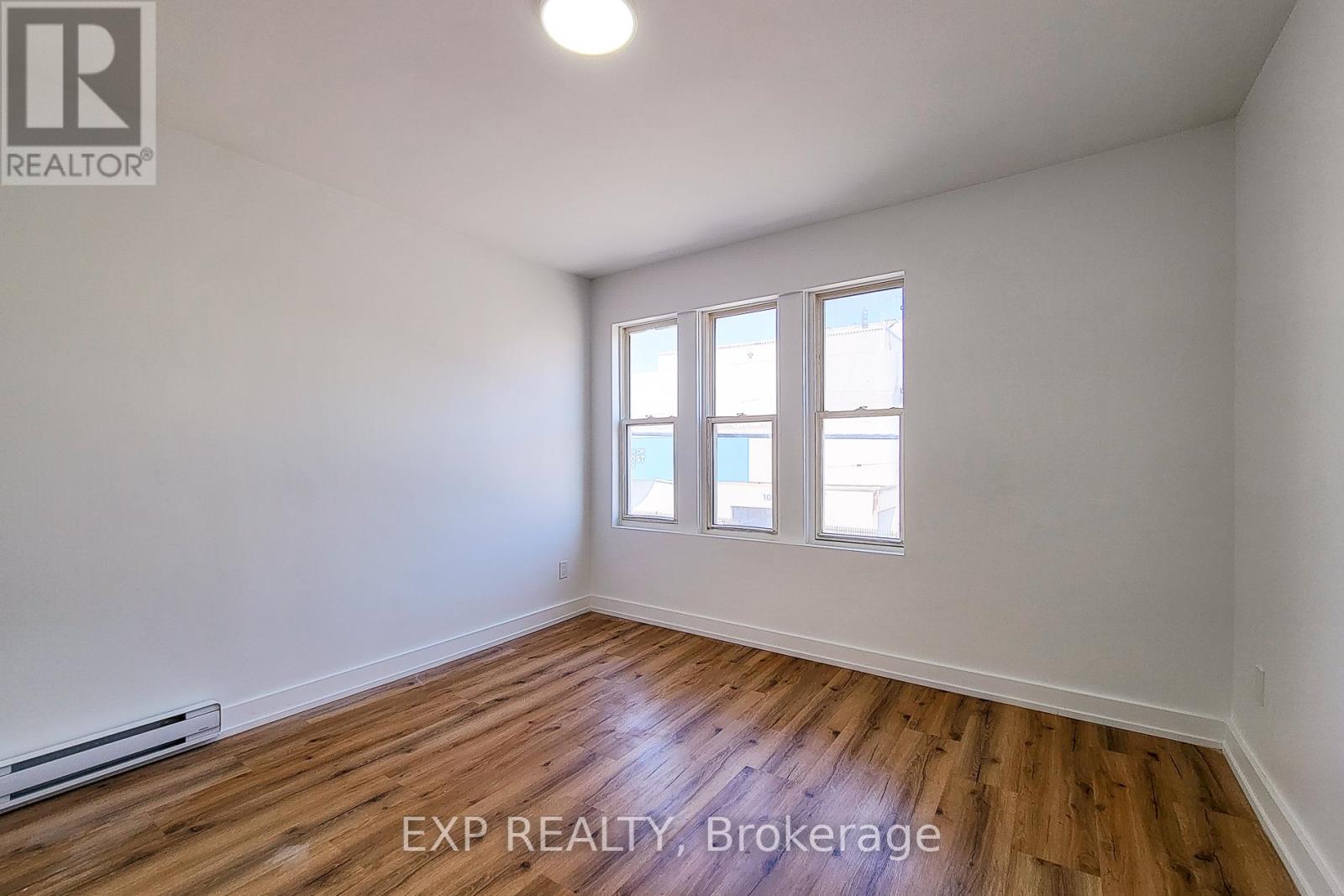 1052 BARTON STREET E - 30