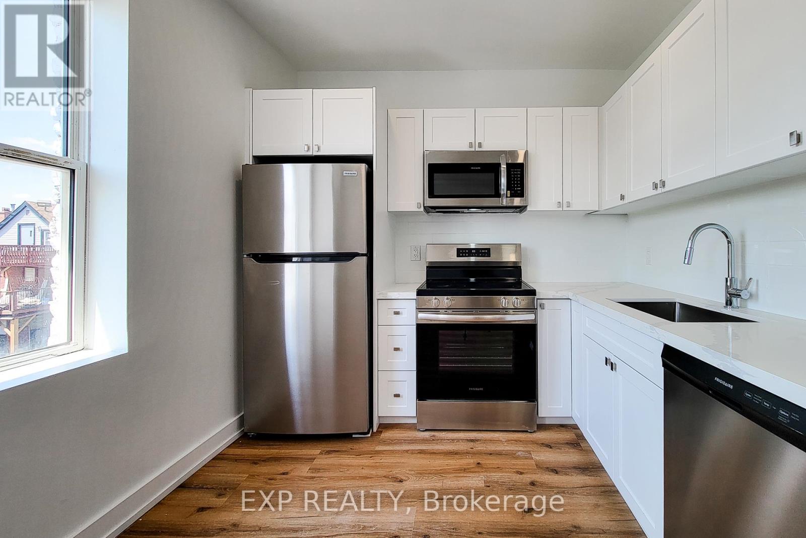 1052 BARTON STREET E - 9