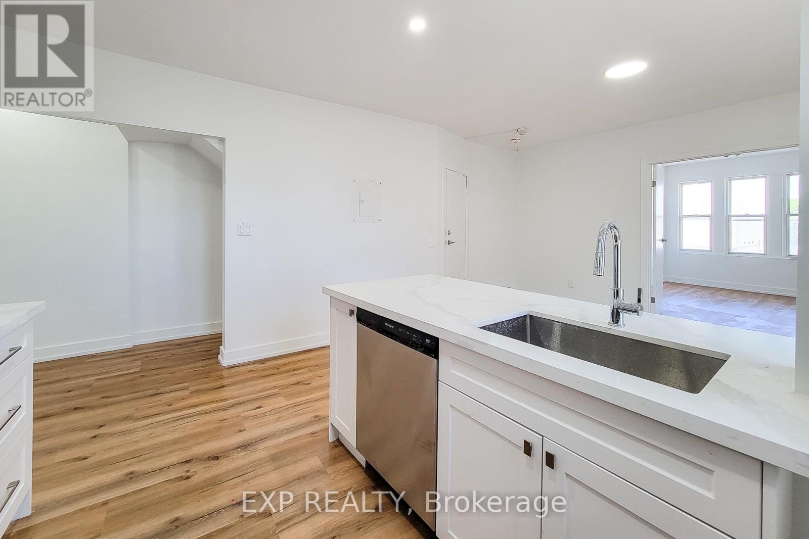 1052 BARTON STREET E - 27