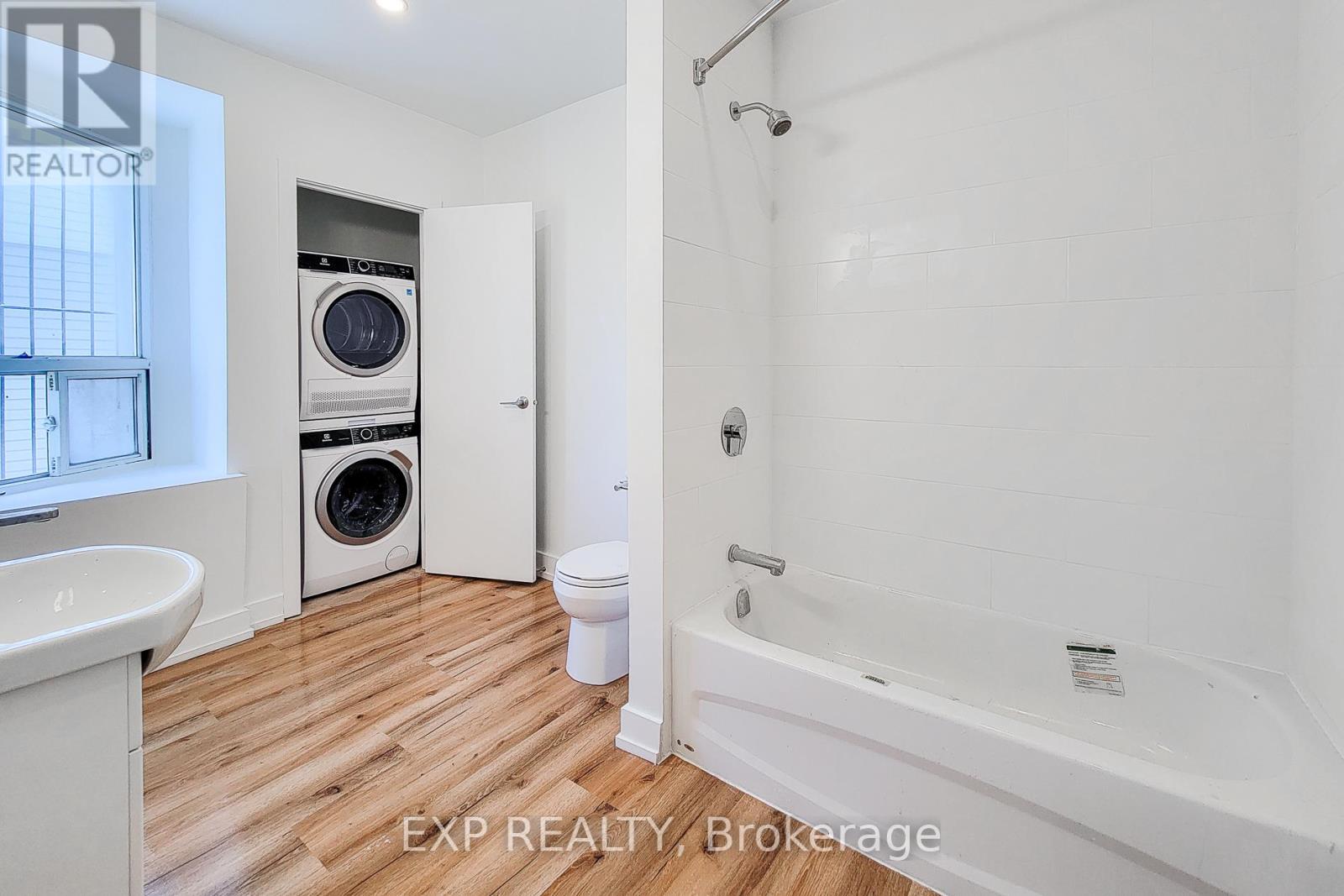 1052 BARTON STREET E - 35
