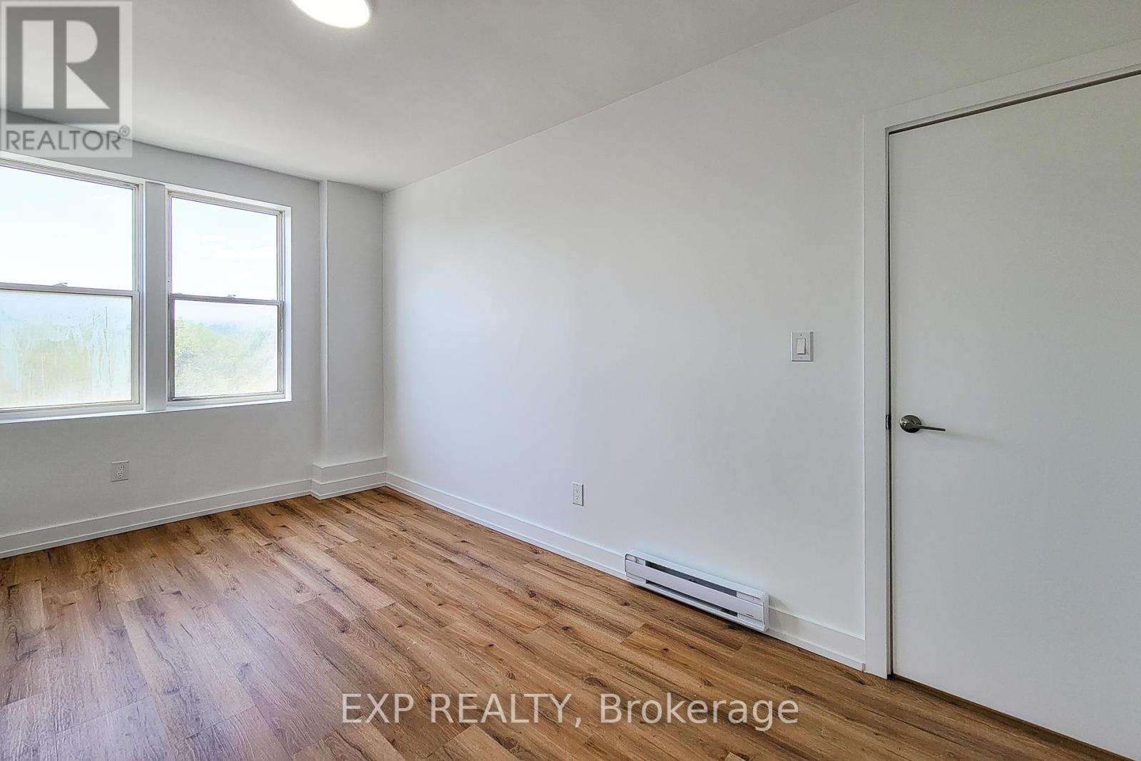 1052 BARTON STREET E - 17