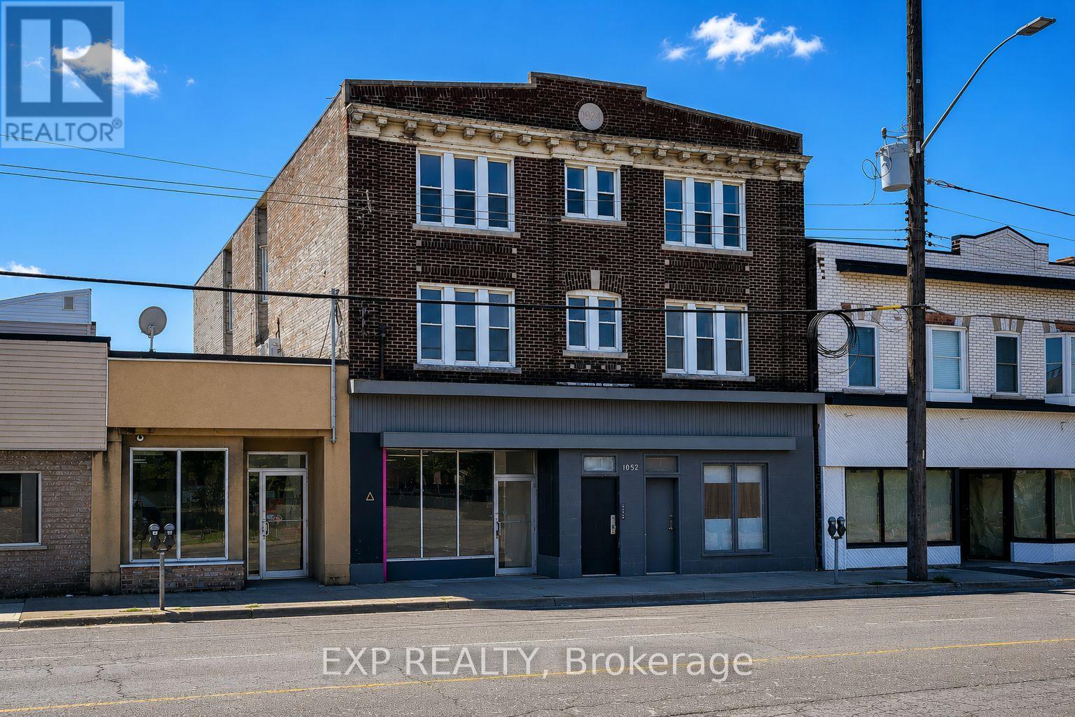 1052 BARTON STREET E - 1