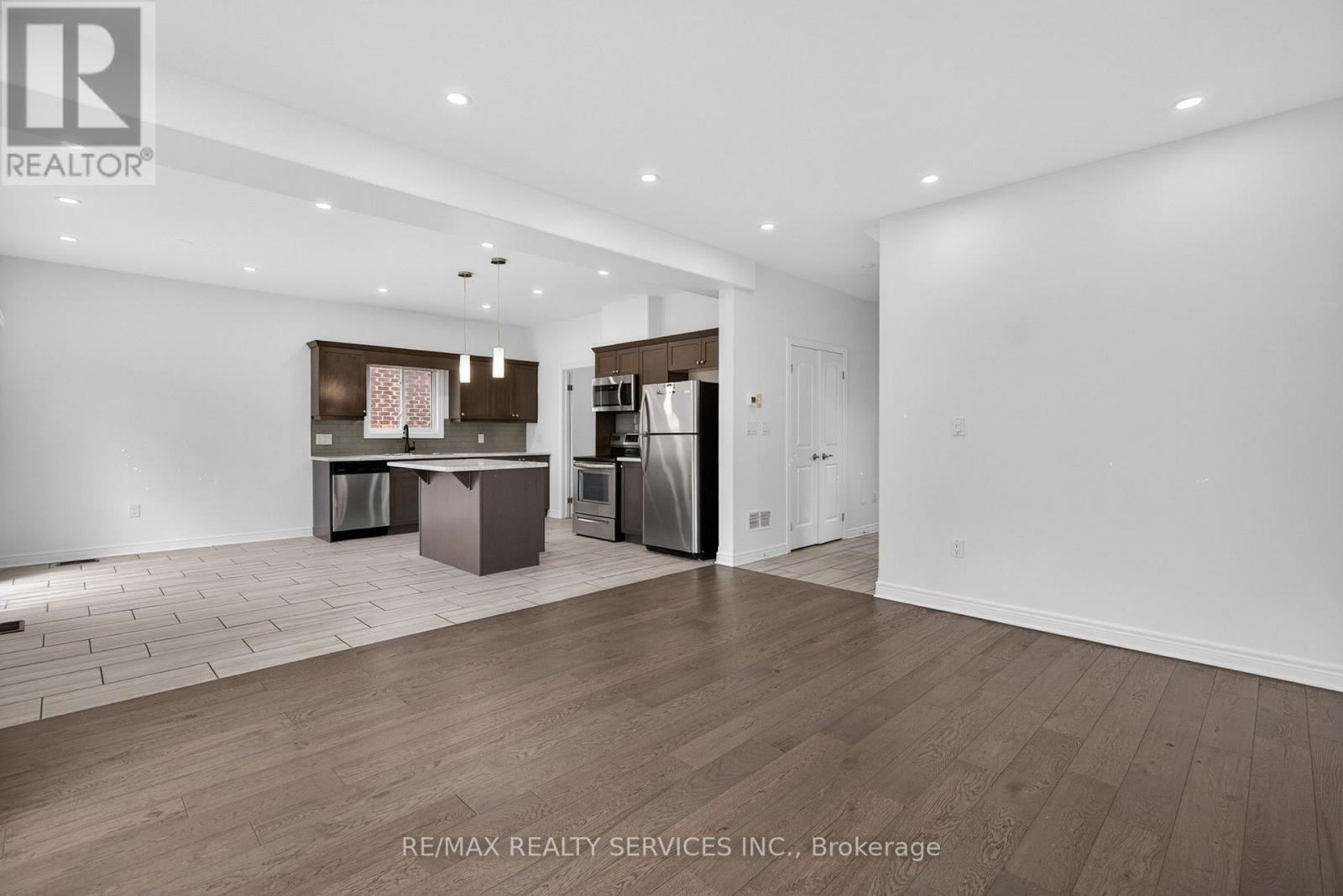 4 BERGENSTEIN CRESCENT - 10
