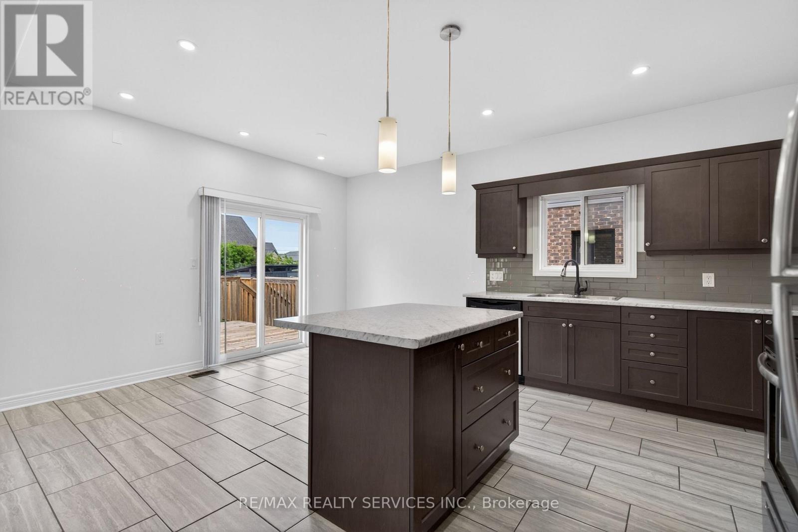 4 BERGENSTEIN CRESCENT - 12