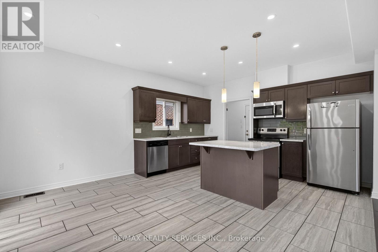 4 BERGENSTEIN CRESCENT - 13
