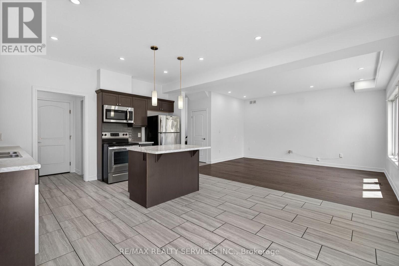 4 BERGENSTEIN CRESCENT - 18