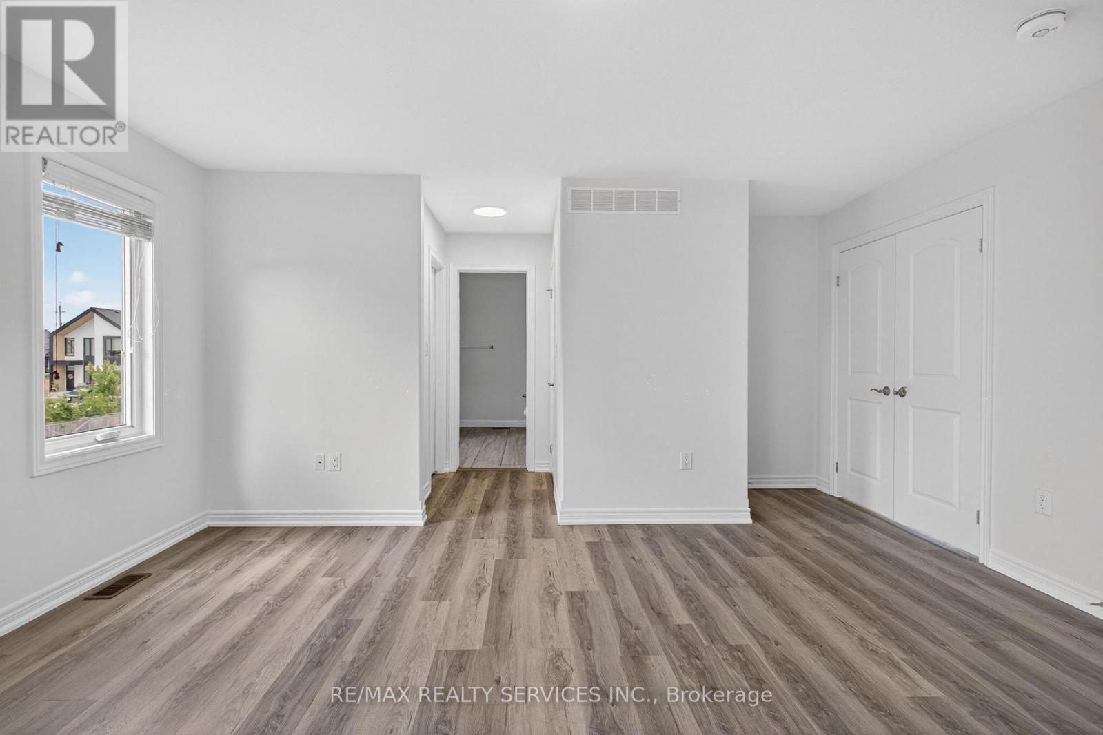 4 BERGENSTEIN CRESCENT - 23