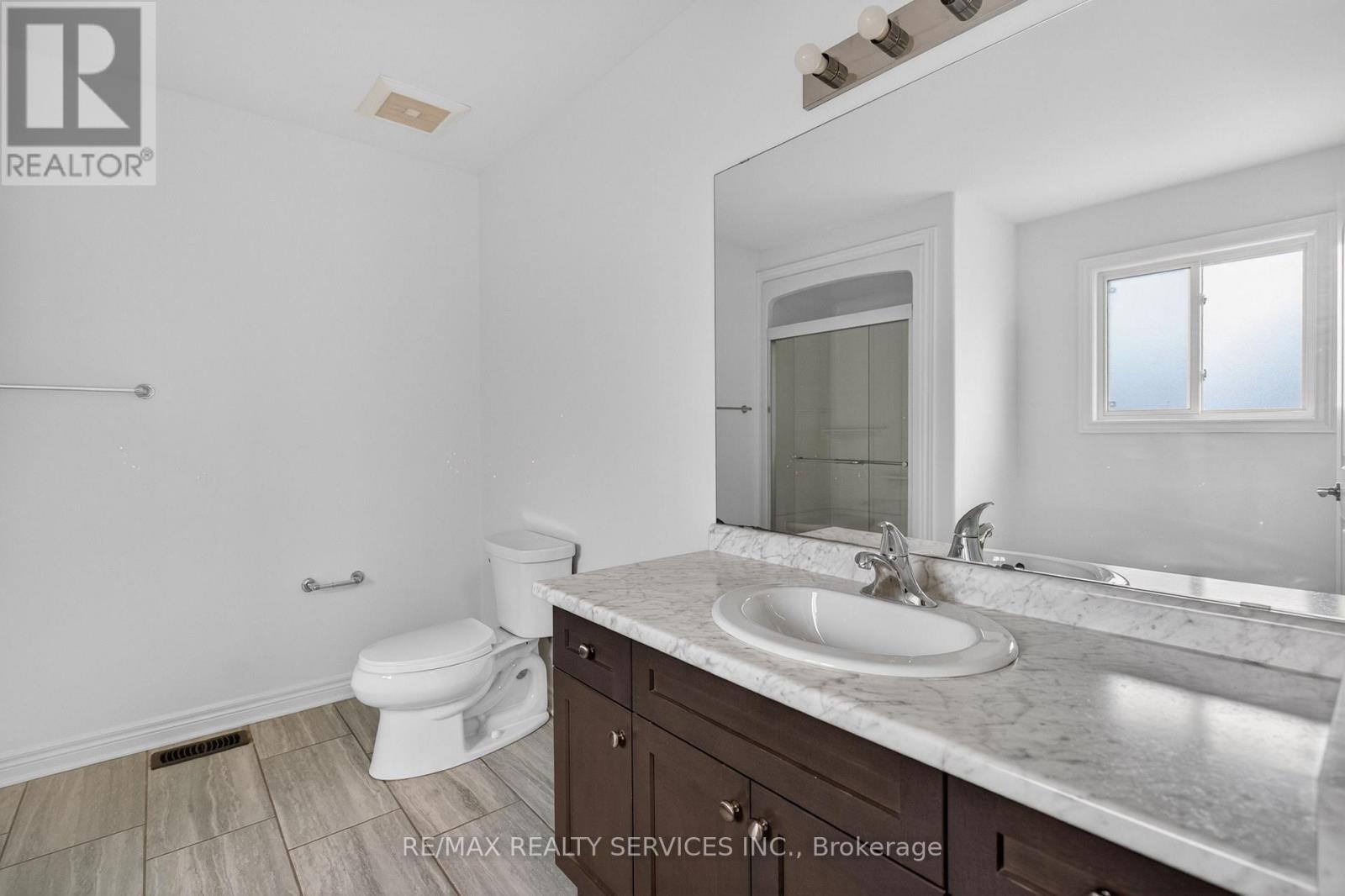 4 BERGENSTEIN CRESCENT - 25