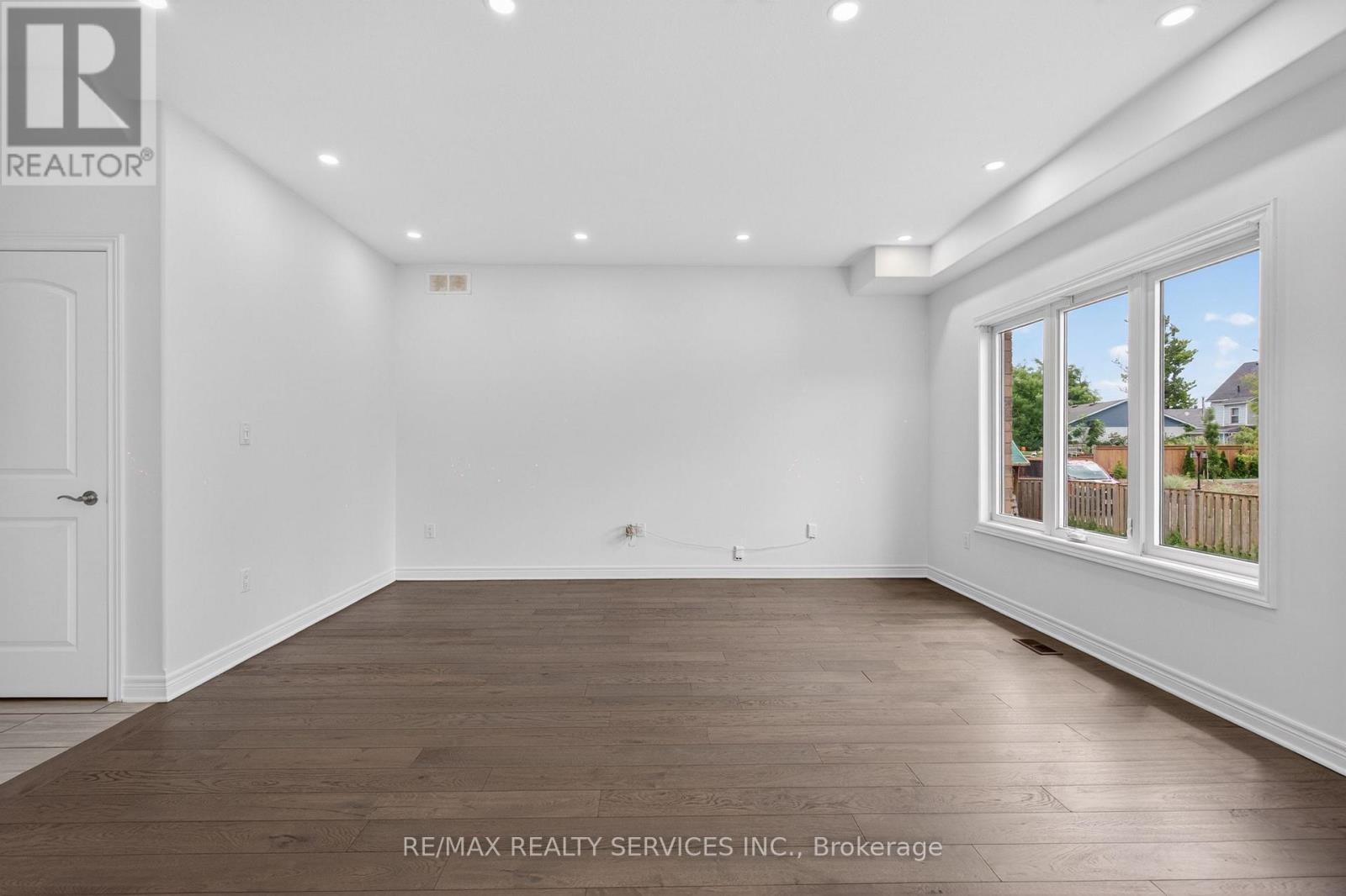 4 BERGENSTEIN CRESCENT - 7