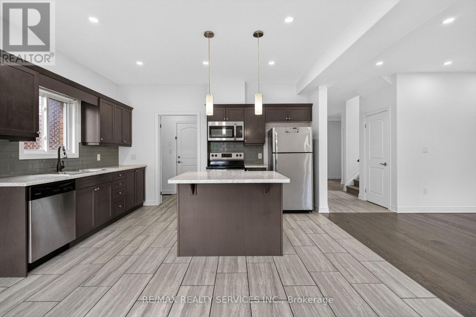 4 BERGENSTEIN CRESCENT - 15