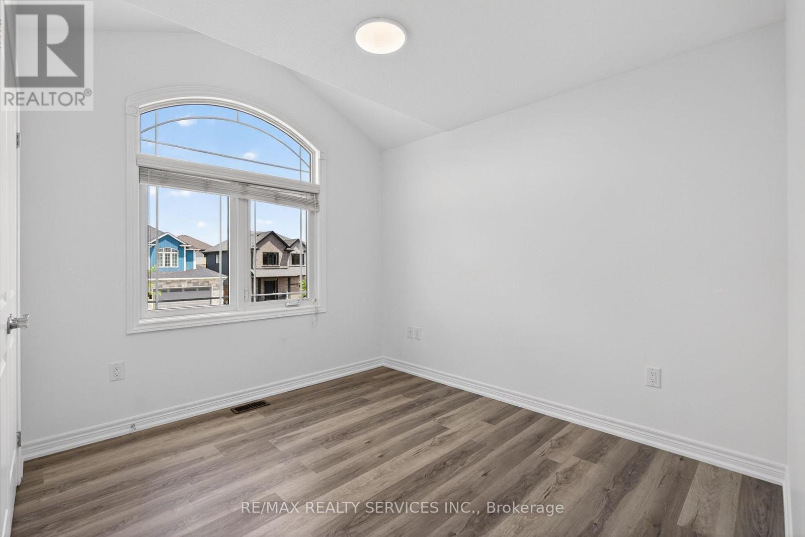 4 BERGENSTEIN CRESCENT - 26