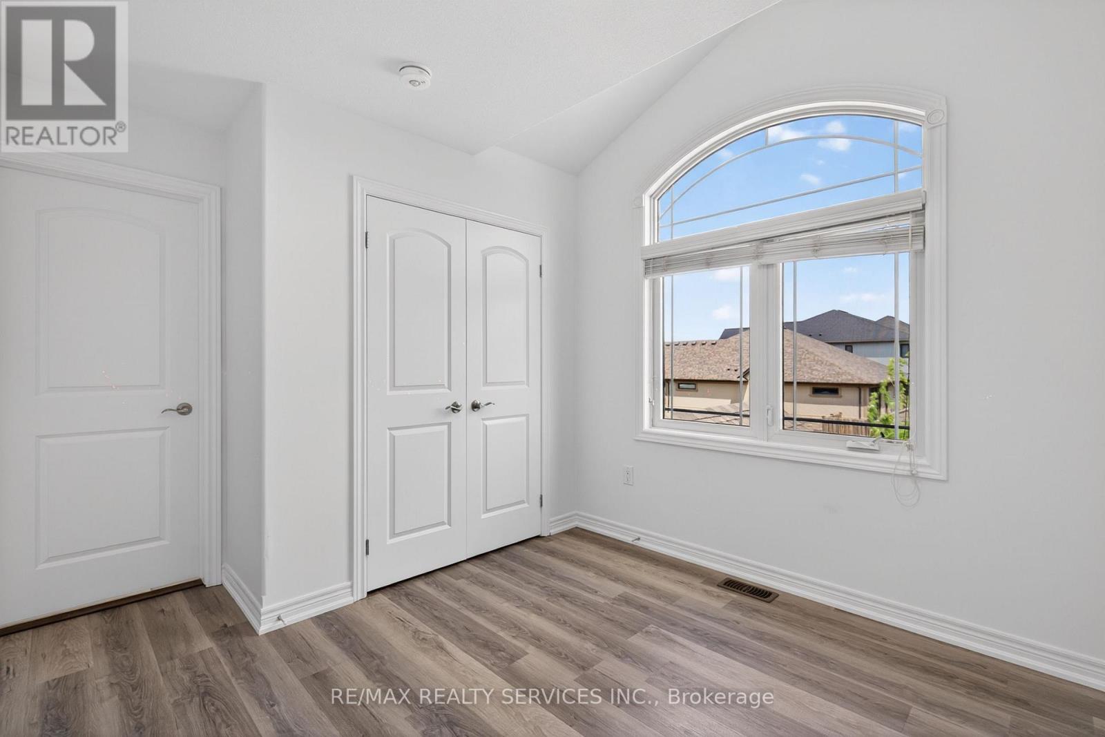 4 BERGENSTEIN CRESCENT - 28