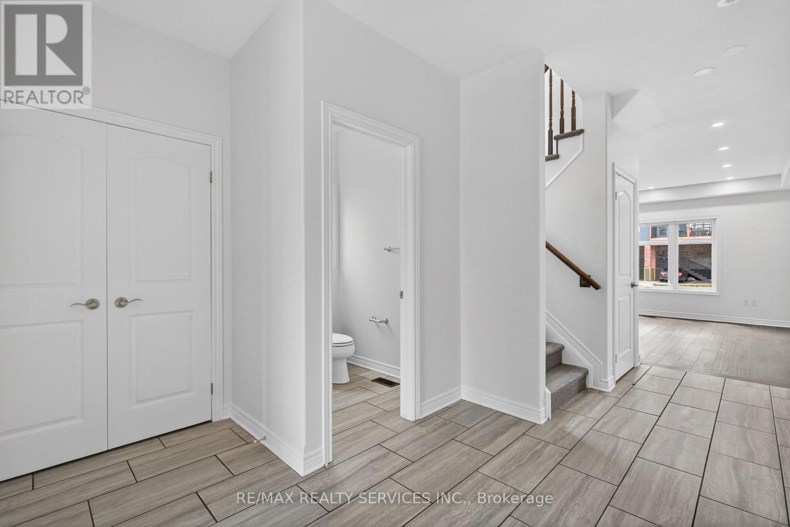 4 BERGENSTEIN CRESCENT - 6